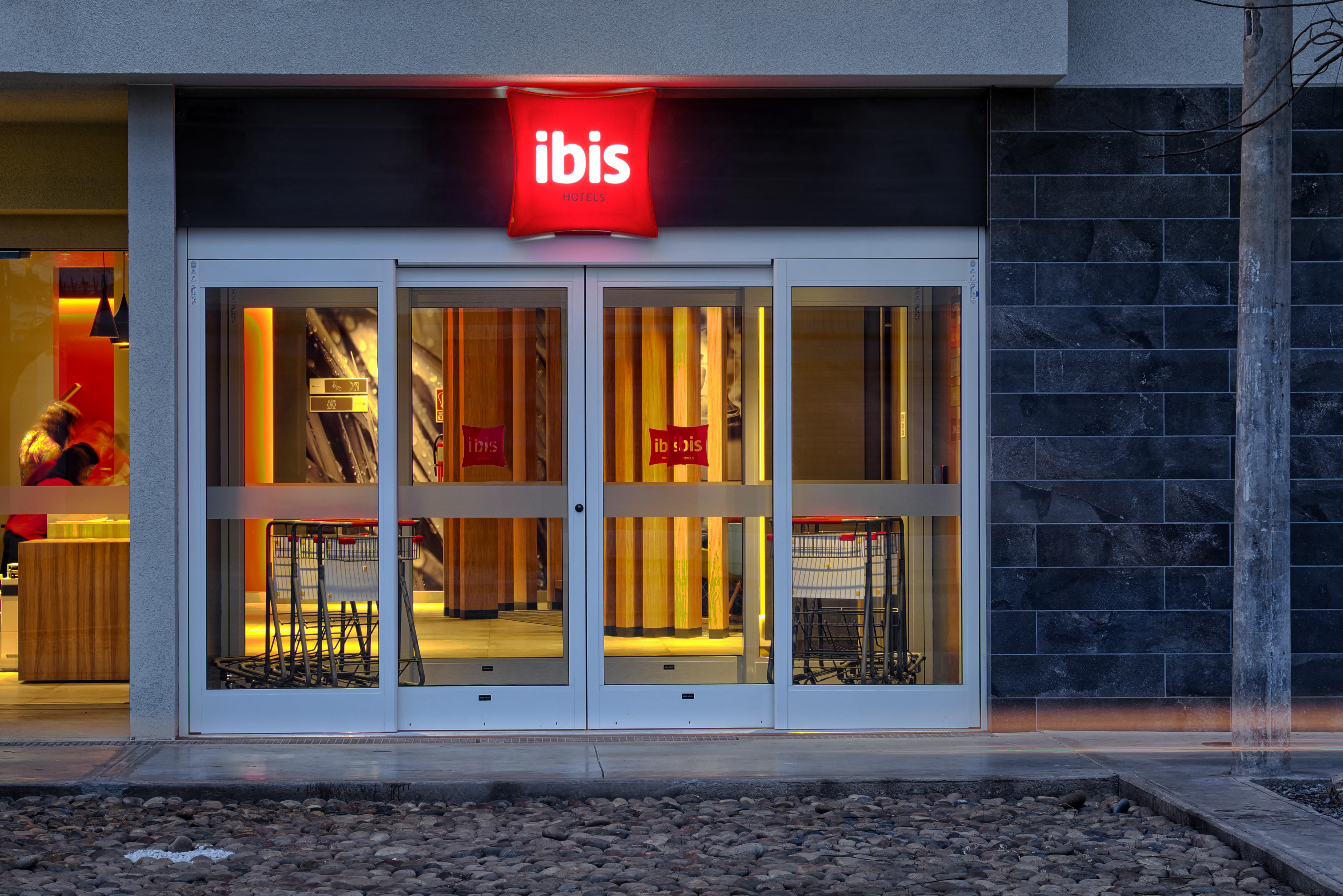 ホテル Ibis トルヒーリョ エクステリア 写真