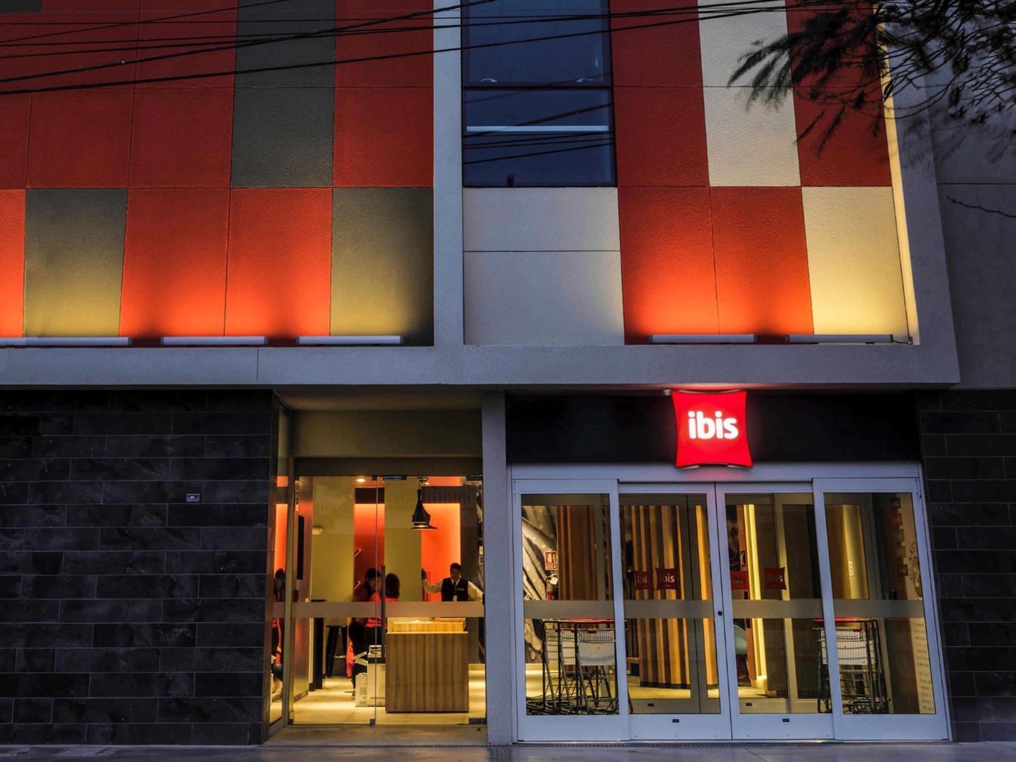 ホテル Ibis トルヒーリョ エクステリア 写真