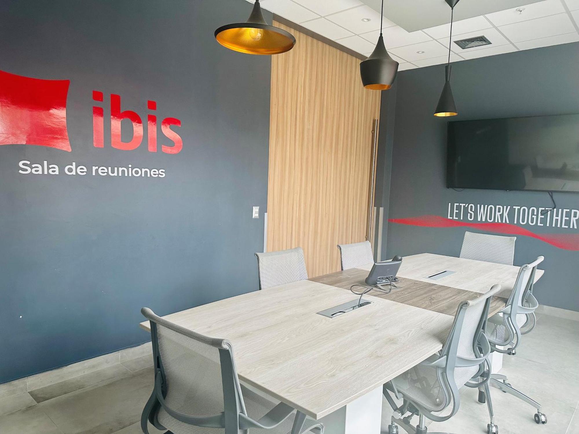 ホテル Ibis トルヒーリョ エクステリア 写真